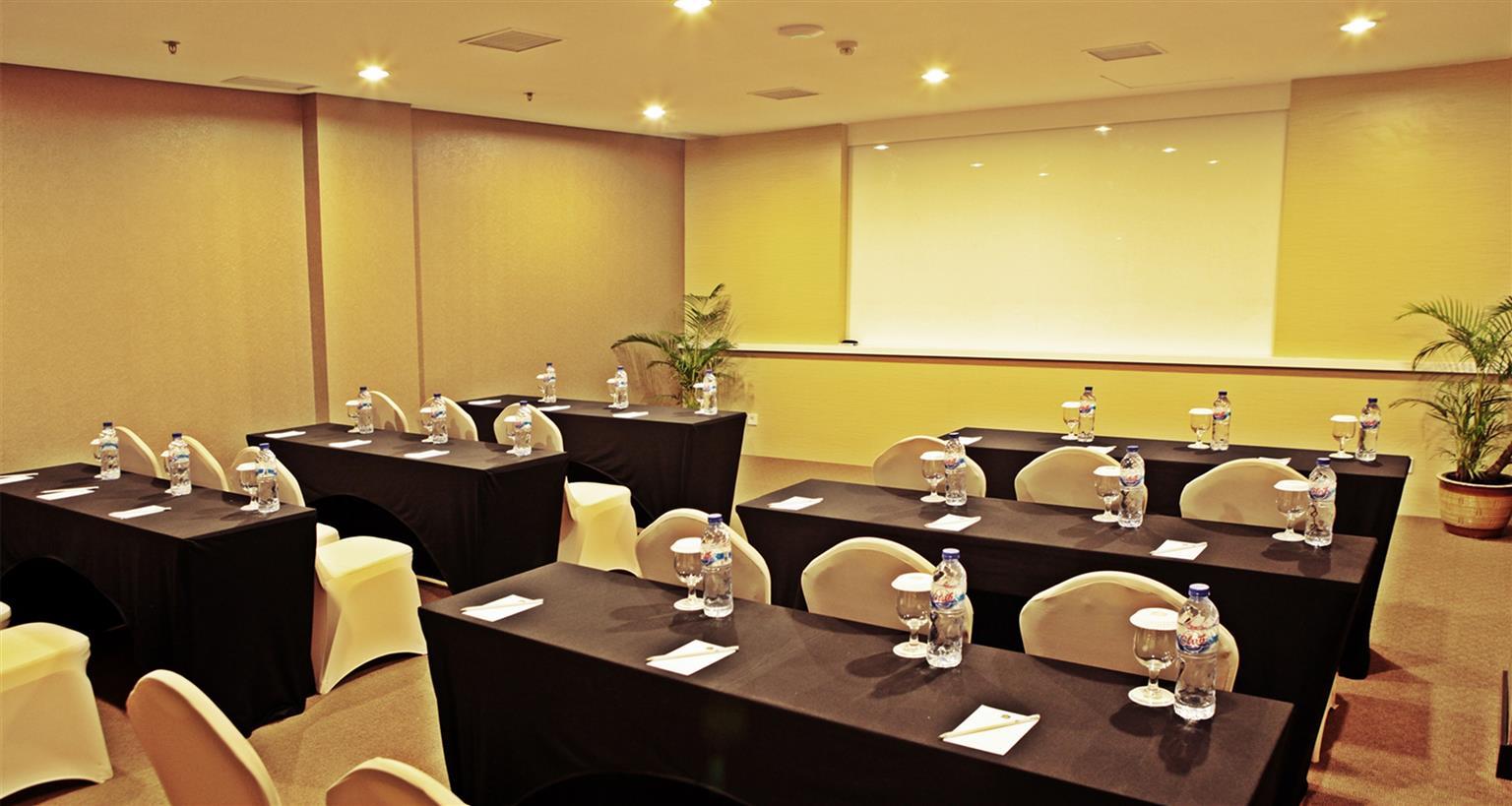 Maestro Hotel Kota Baru Pontianak Esterno foto