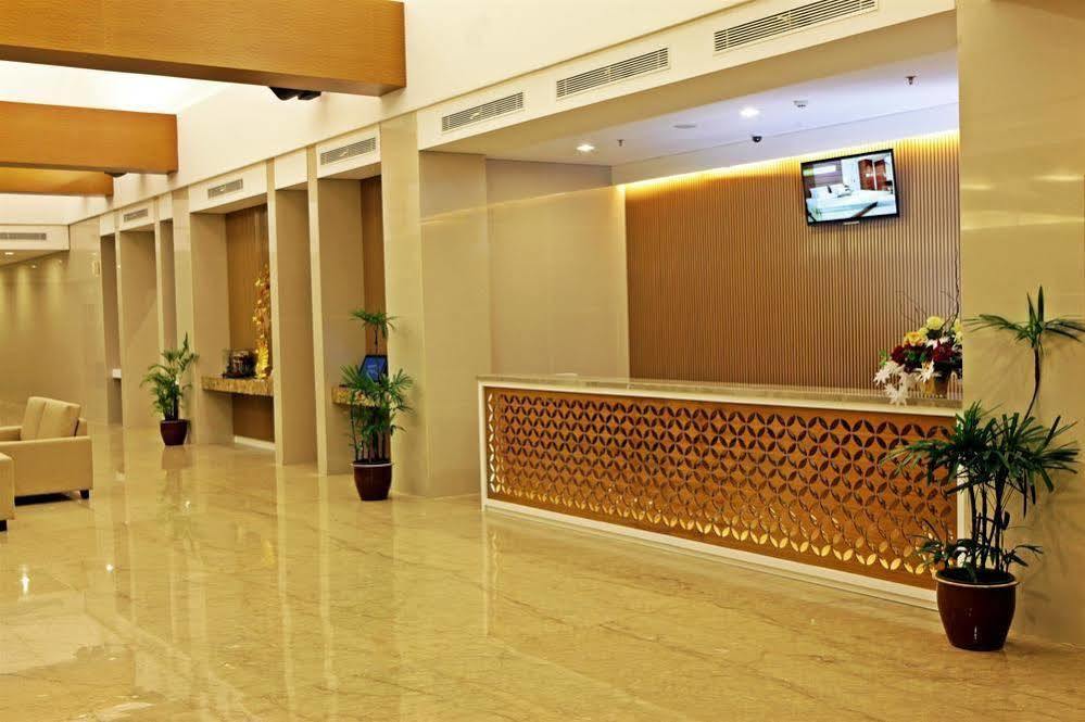 Maestro Hotel Kota Baru Pontianak Esterno foto