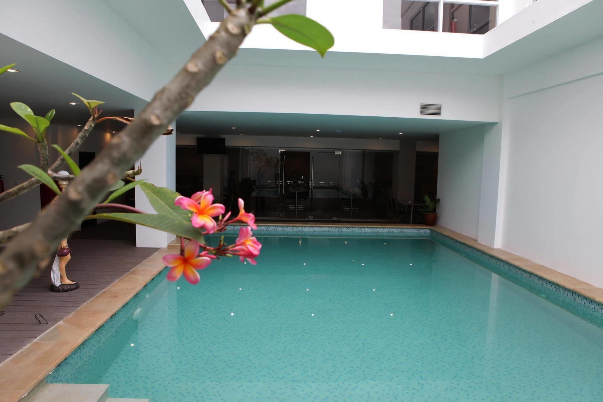 Maestro Hotel Kota Baru Pontianak Esterno foto