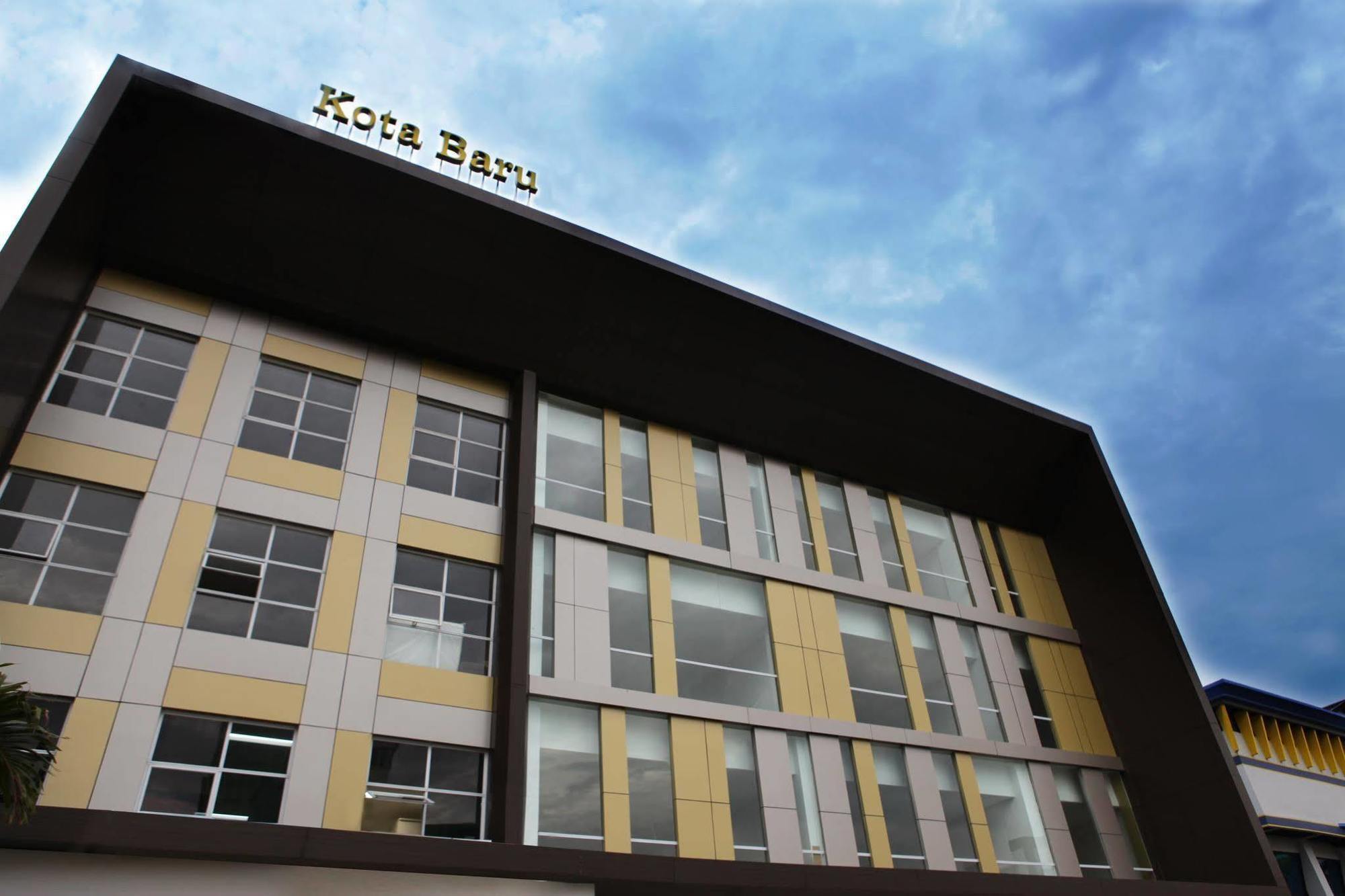 Maestro Hotel Kota Baru Pontianak Esterno foto