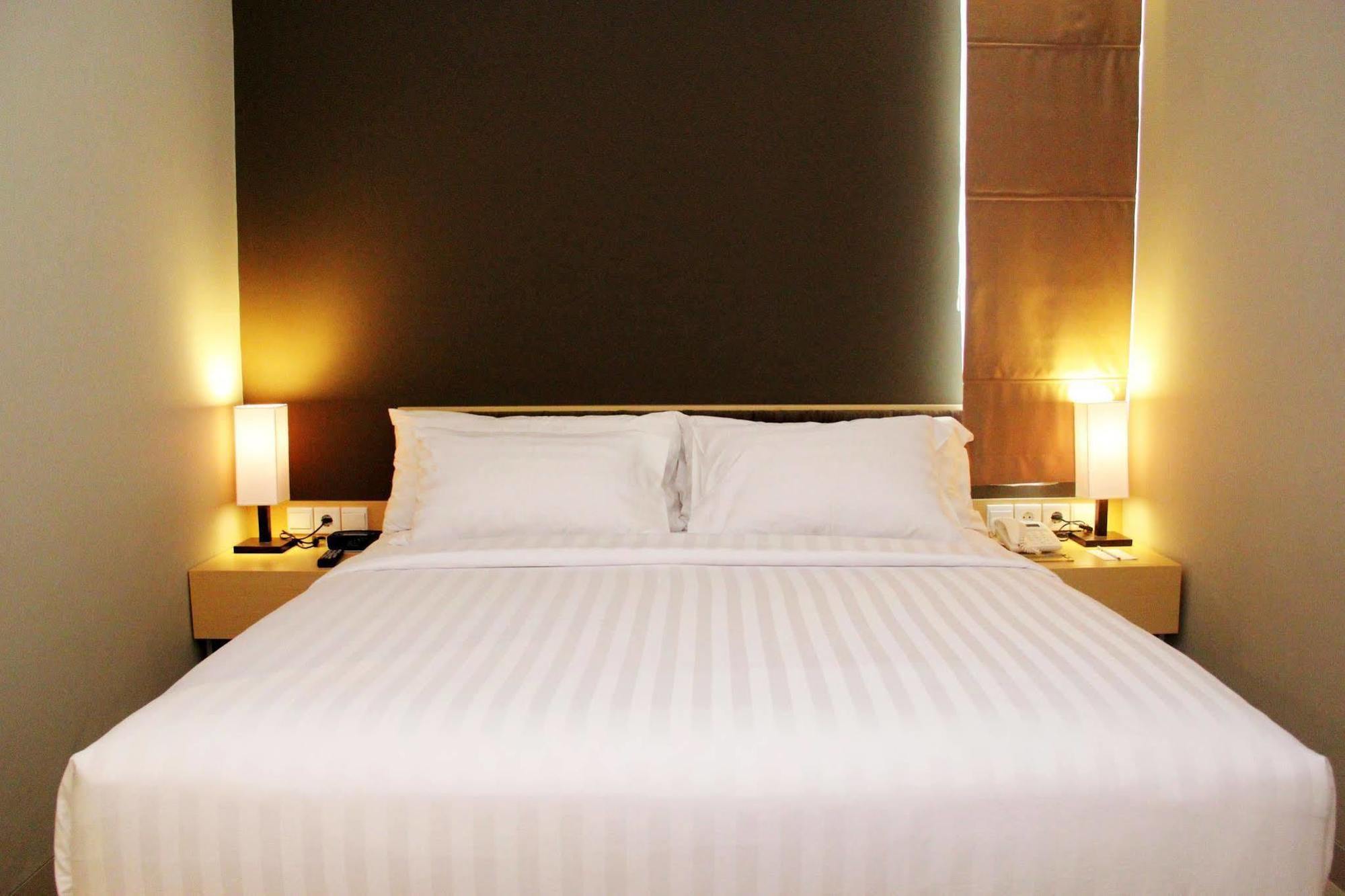 Maestro Hotel Kota Baru Pontianak Esterno foto