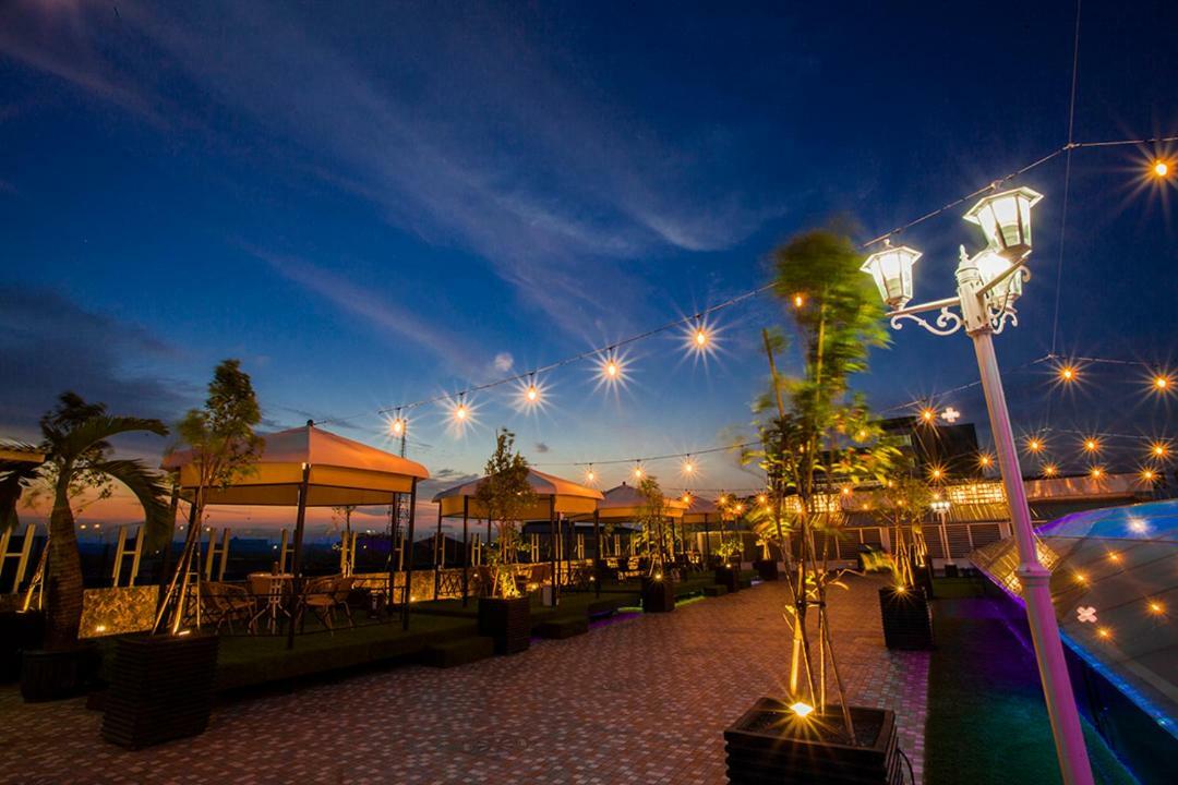 Maestro Hotel Kota Baru Pontianak Esterno foto